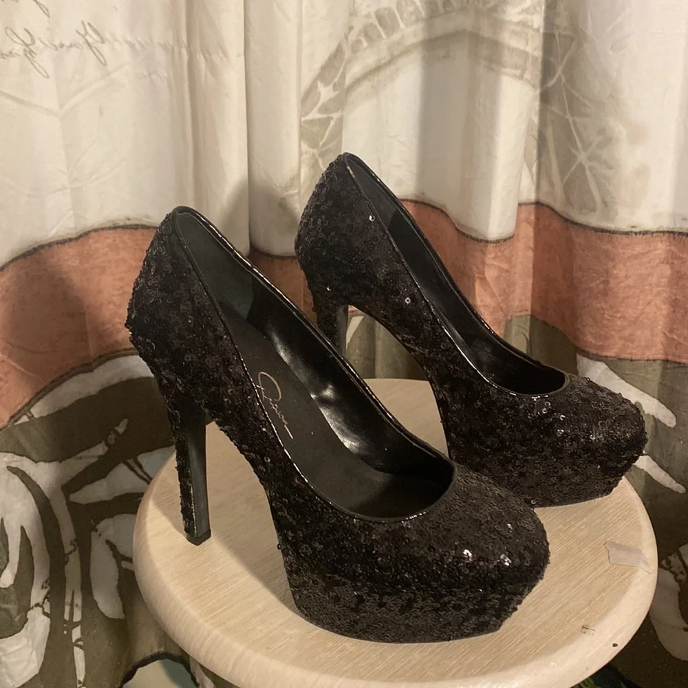 Black platform style heels, very contemporary and fun! - Picture 2 of 2